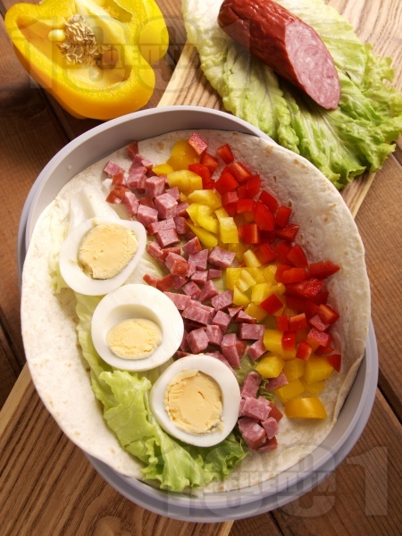 Рап с пресни зеленчуци, яйца и колбас - снимка на рецептата